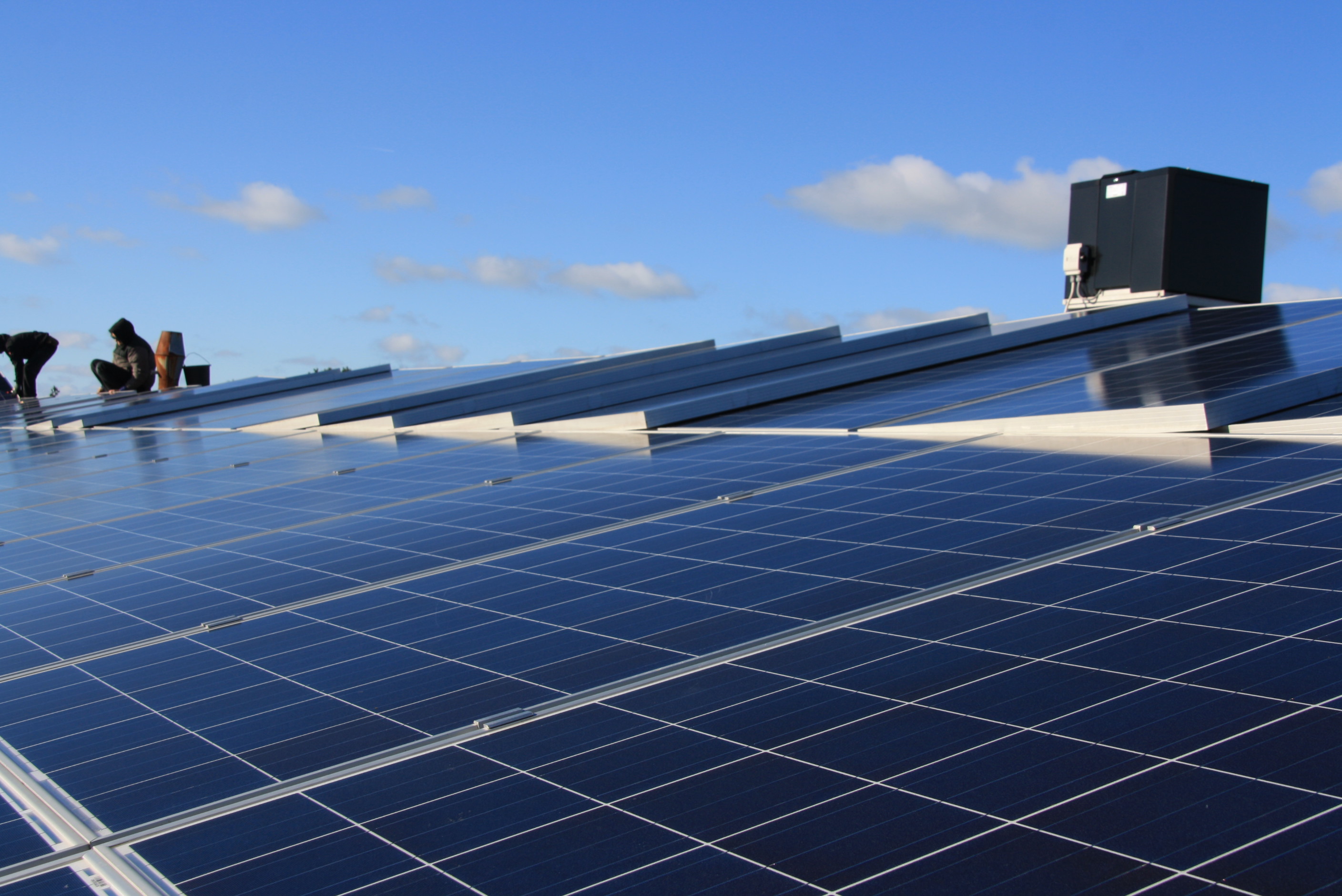 Solaranlage auf einem Hausdach – urban solar